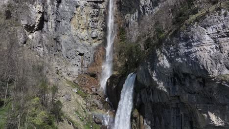 las majestuosas cataratas de seerenbach caen en cascada por un escarpado acantilado en amden, walensee, suiza.