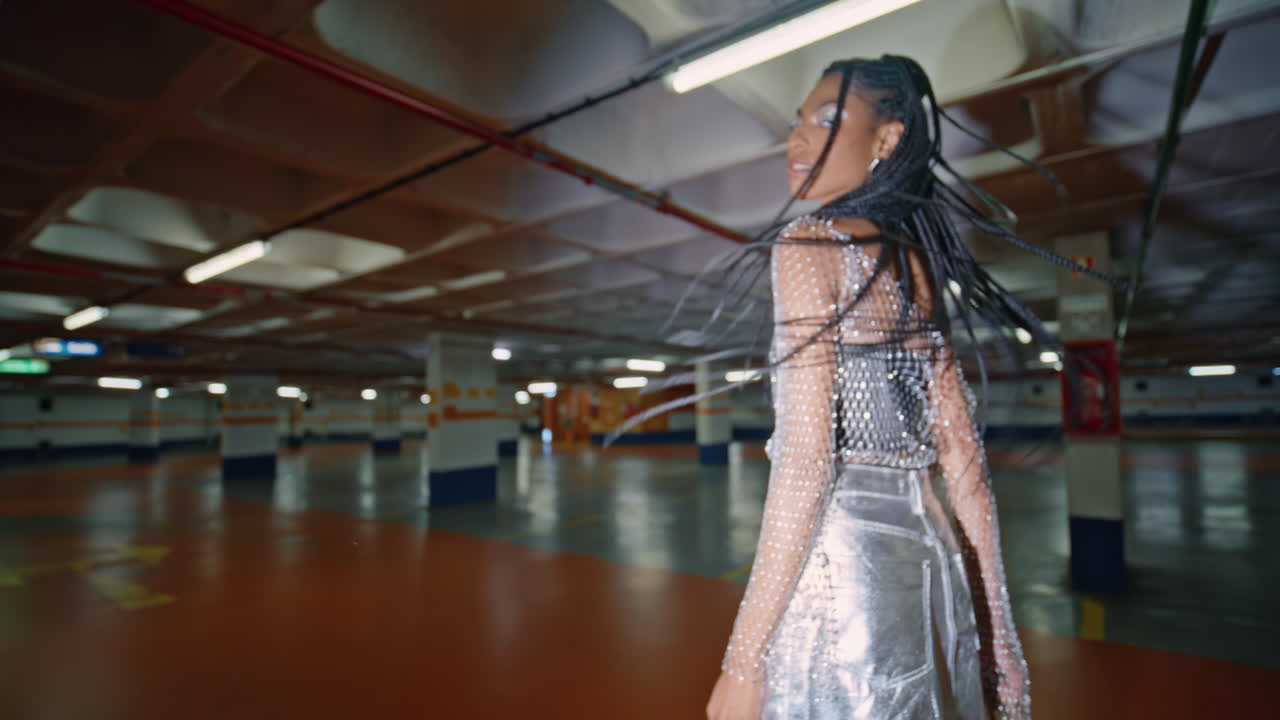 mujer elegante posando retrato de estacionamiento. modelo de moda mirando cámara