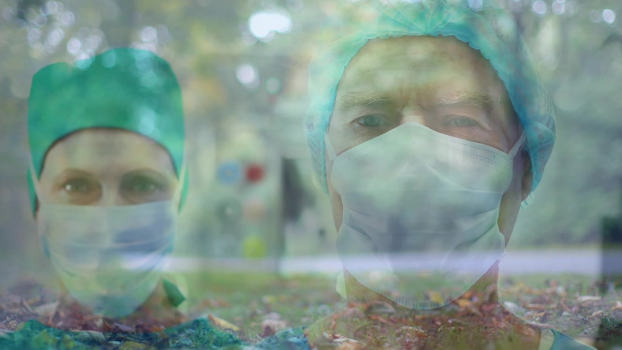 Doppia esposizione di professionisti medici e paesaggio forestale autunnale