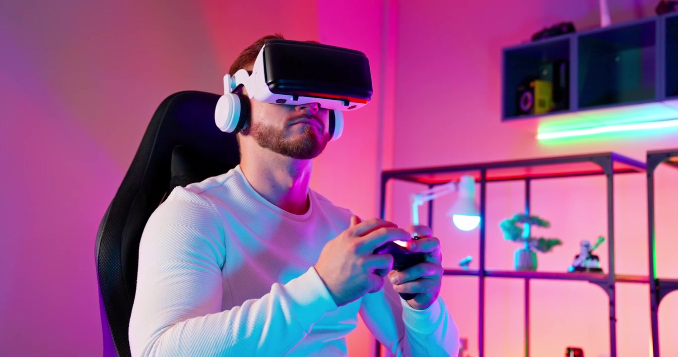 Giovane uomo che gioca a un gioco di realtà virtuale con un controller in una stanza al neon.