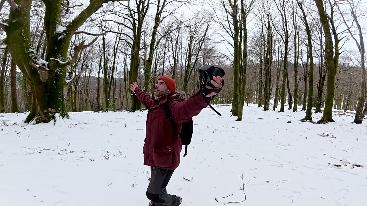 Mand i sneklædt skov