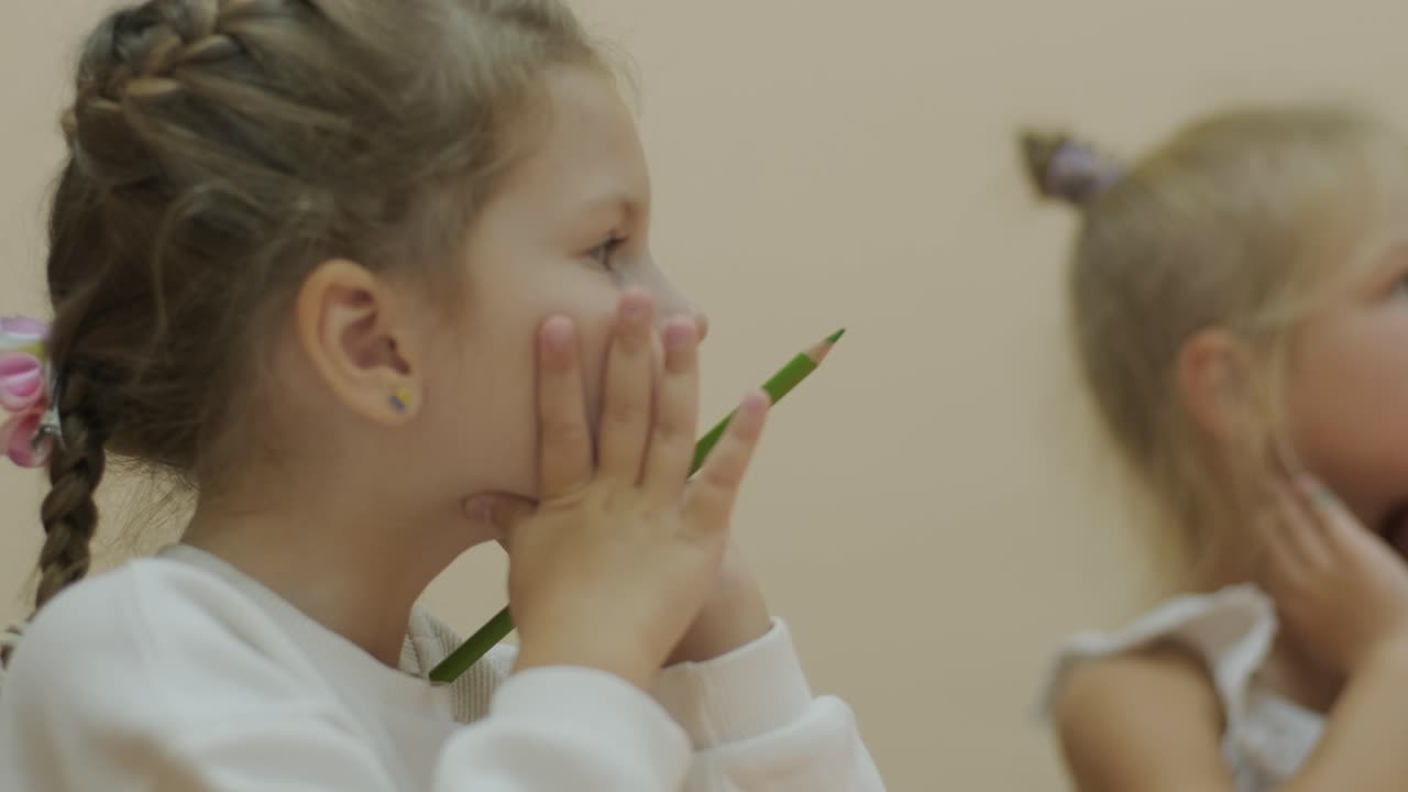 Lezione di preparazione prescolare presso un centro di apprendimento.