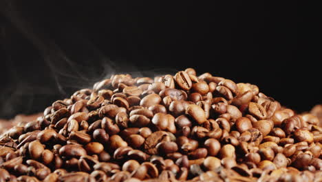 fumado de granos de café tostados