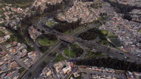 fotografía aérea de 4k del cruce general de la avenida rumiñahui en la ciudad de quito, pichincha ecuador, en las horas de la tarde, que muestra el flujo de tráfico en la avenida
