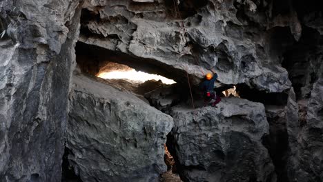 Escalador-De-Cuevas,-Escalando-Rocas-De-Cuevas-De-Montaña-Kárstica