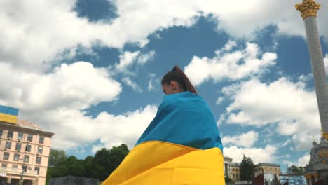 украинская женщина с флагом