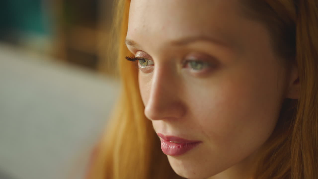 el rostro de una hermosa mujer en primer plano