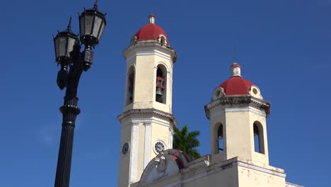 las hermosas torres de la catedral de la purisima se elevan sobre la plaza pública en cienfuegos cuba