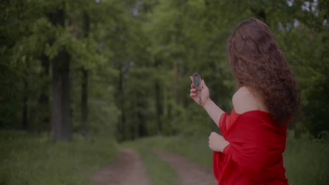 Mujer-Mirando-En-El-Bosque-De-Espejos