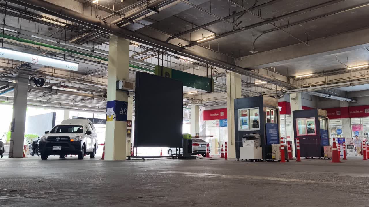 지하 주차장과 보안 체크포인트