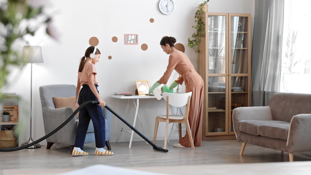 어머니와 딸이 아파트를 청소하고 있습니다.