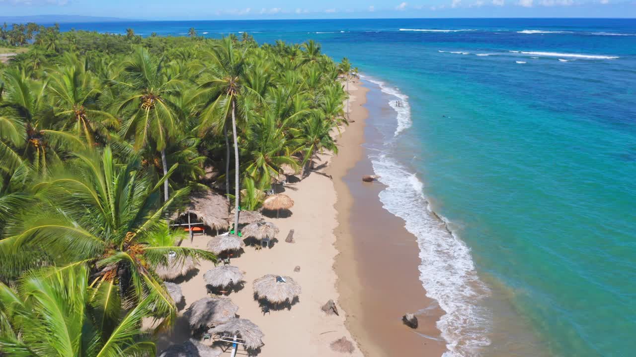 Bellissima ripresa aerea con drone a bassa quota sopra la spiaggia La Poza de Bojolo nella provincia di María Trinidad Sánchez