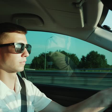 Joven-Empresario-Está-Conduciendo-Un-Coche-1