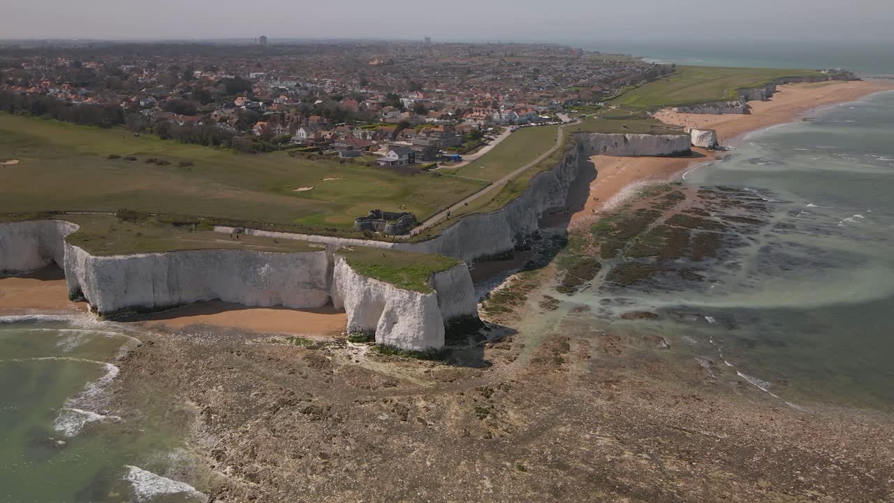 kingsgate bay chalk cliff formación costera inglés kent seaside vista aérea alta órbita derecha desde la distancia