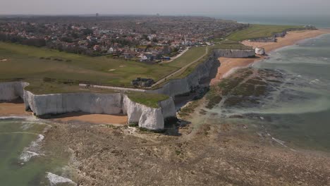 Bahía-De-Kingsgate-Acantilado-De-Tiza-Formación-Costera-Inglés-Kent-Seaside-Vista-Aérea-Alta-órbita-Derecha-Desde-La-Distancia