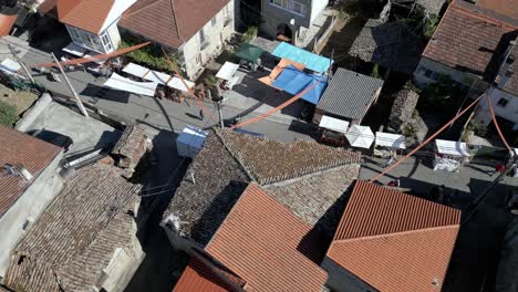 vista de pájaro giratoria sobre los puestos de mercado de la calle en el festival etnográfico pereiro de aguiar lonoa españa