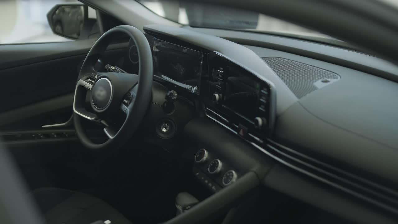 Современный автомобильный интерьер с приборной панелью и рулем