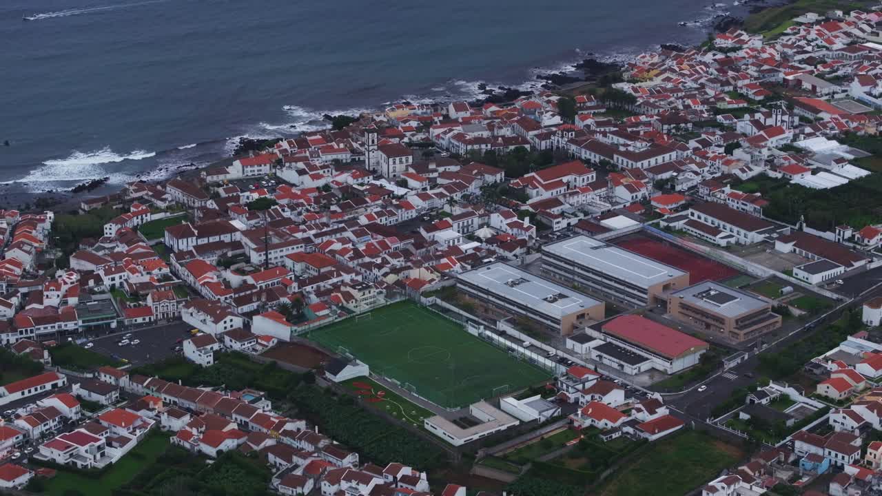 Vista aerea di una maestosa isola vulcanica rotonda a Franca do Campo, Azzorre, che si mostra sotto nuvole stratificate.