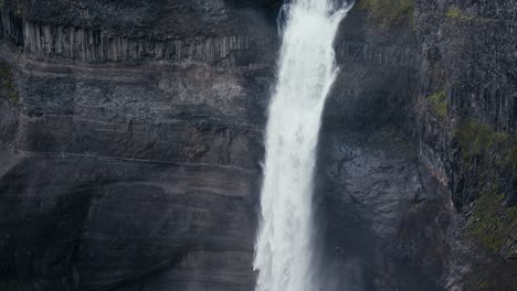 una cascada masiva cae por un acantilado en una gloriosa cámara lenta.