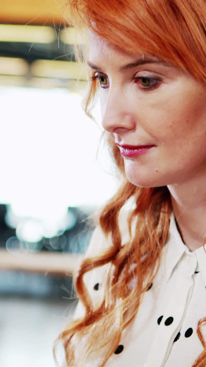 컴퓨터에서 작업하는 사업가