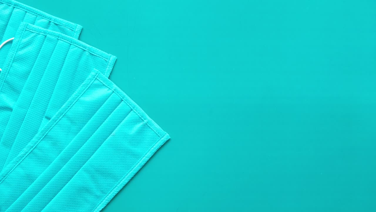 máscaras faciales a cuadros azules y verdes