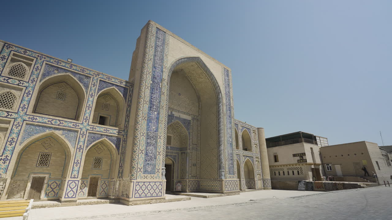 la entrada principal de la madrasa mirzo ulughbeg en bukhara, uzbekistán, asia central