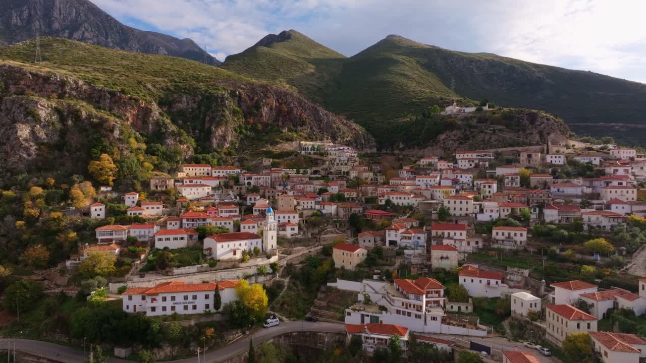 Dhermi, Albania: Kylän viehätys kohtaa rannikon kauneuden