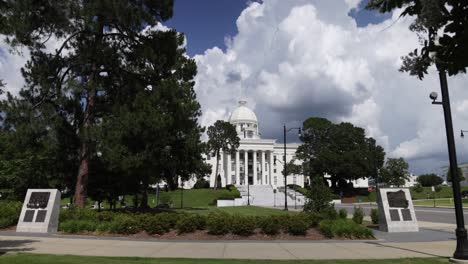 Alabama-State-Capitol-In-Montgomery-Mit-Gimbal-Video,-Das-In-Zeitlupe-Durch-Bäume-Geht