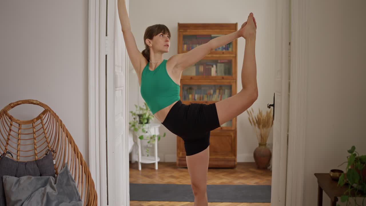 Mulher praticando yoga na porta