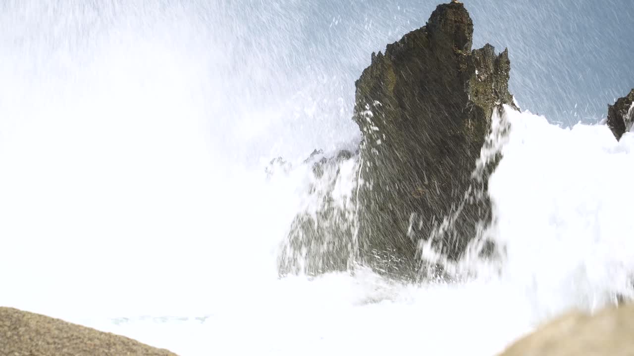 항라이, 베트남 해안 바위에 강력한 파도 충돌