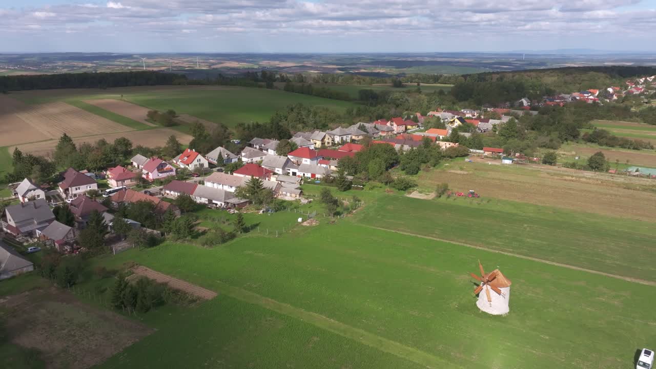 Tradisjonell mølle innrammet av trær og åser ovenfra, Ungarn