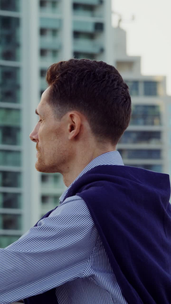 도시 풍경을 상하는 남자