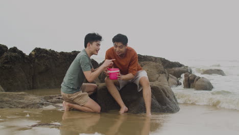 Couple-harvesting-clams