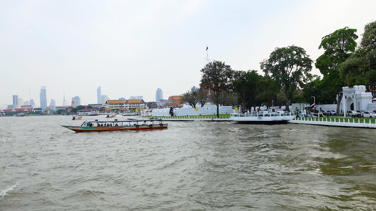 태국 방에서 왕립 태국 해군 본부와 함께 강 항해