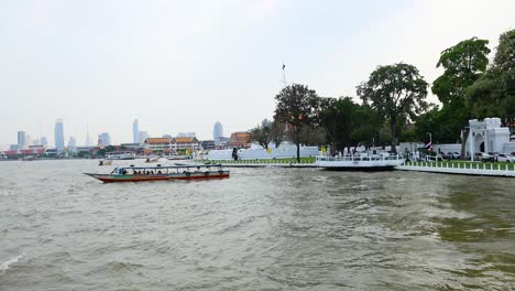 crucero fluvial en bangkok, tailandia, con el cuartel general de la royal thai navy