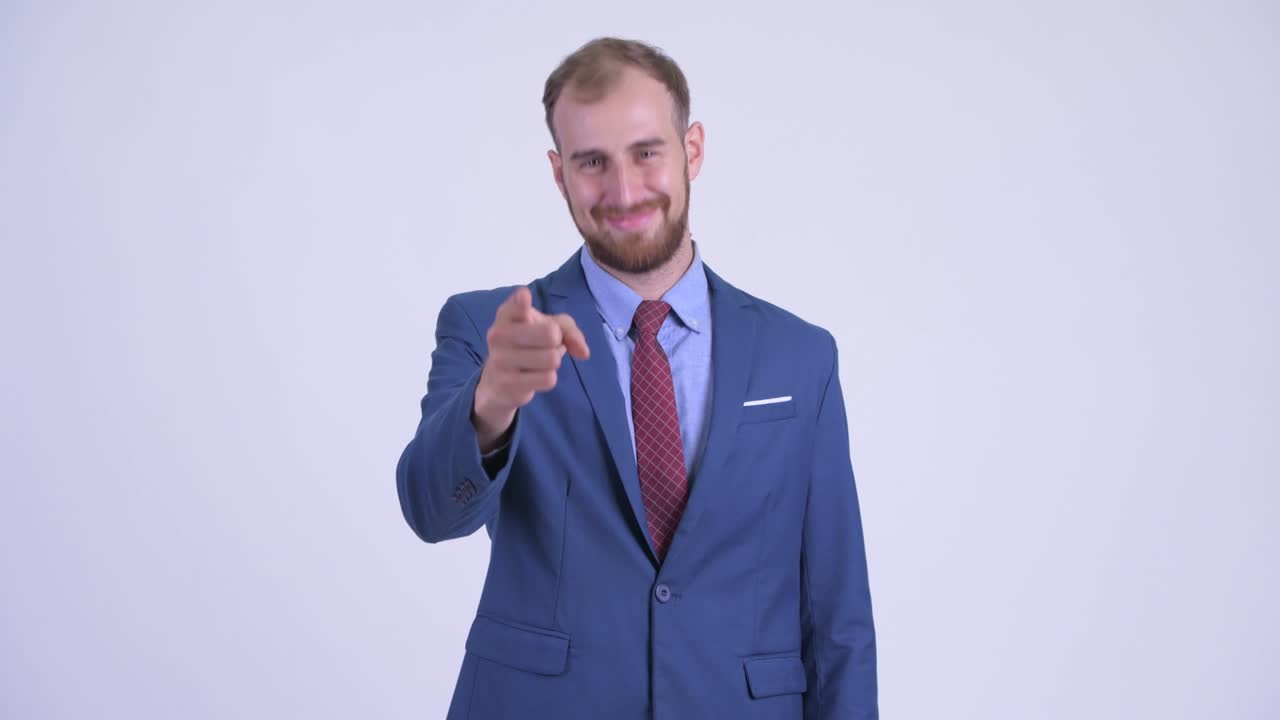 retrato de un feliz hombre de negocios barbudo en traje