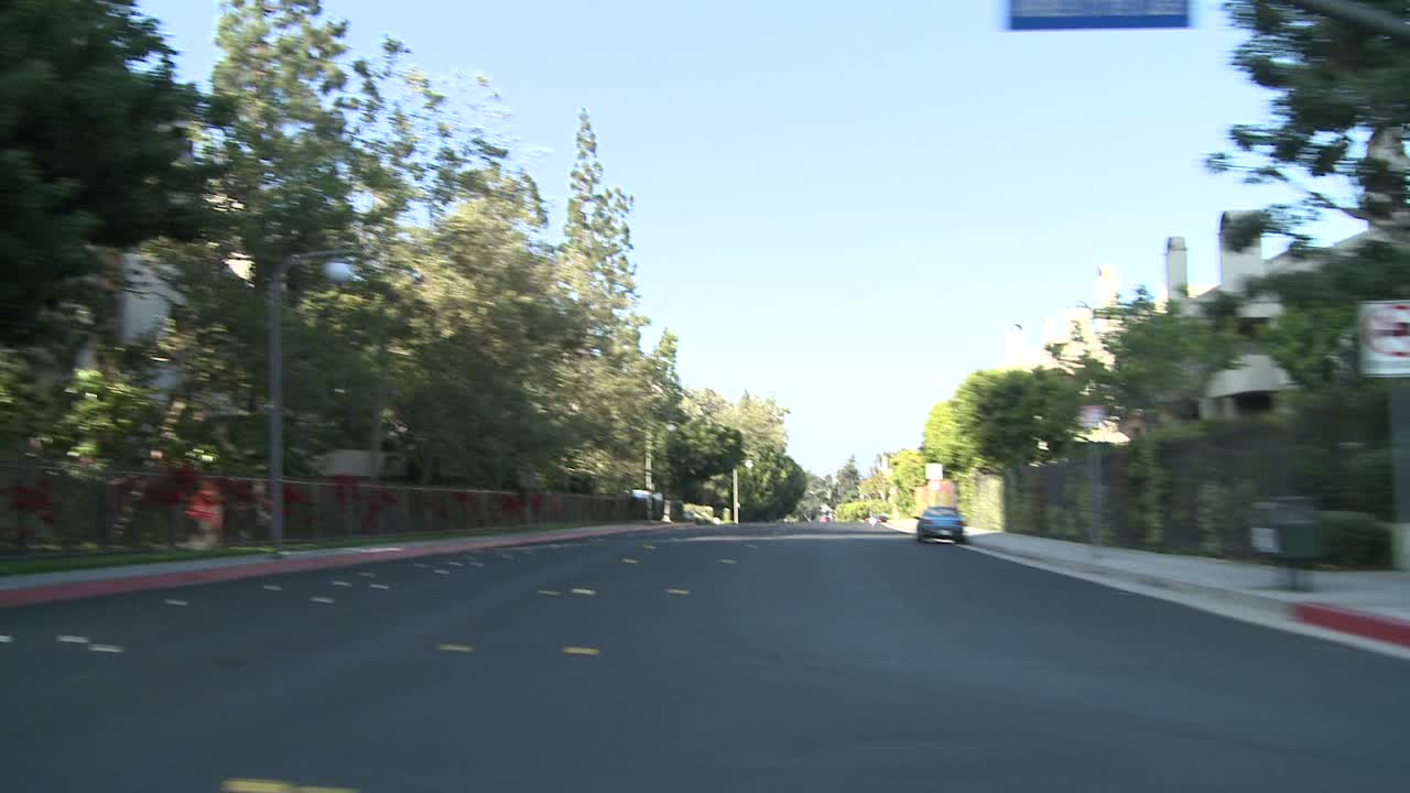Une voiture roule dans une rue de Century City, Los Angeles, vue à travers la vitre latérale