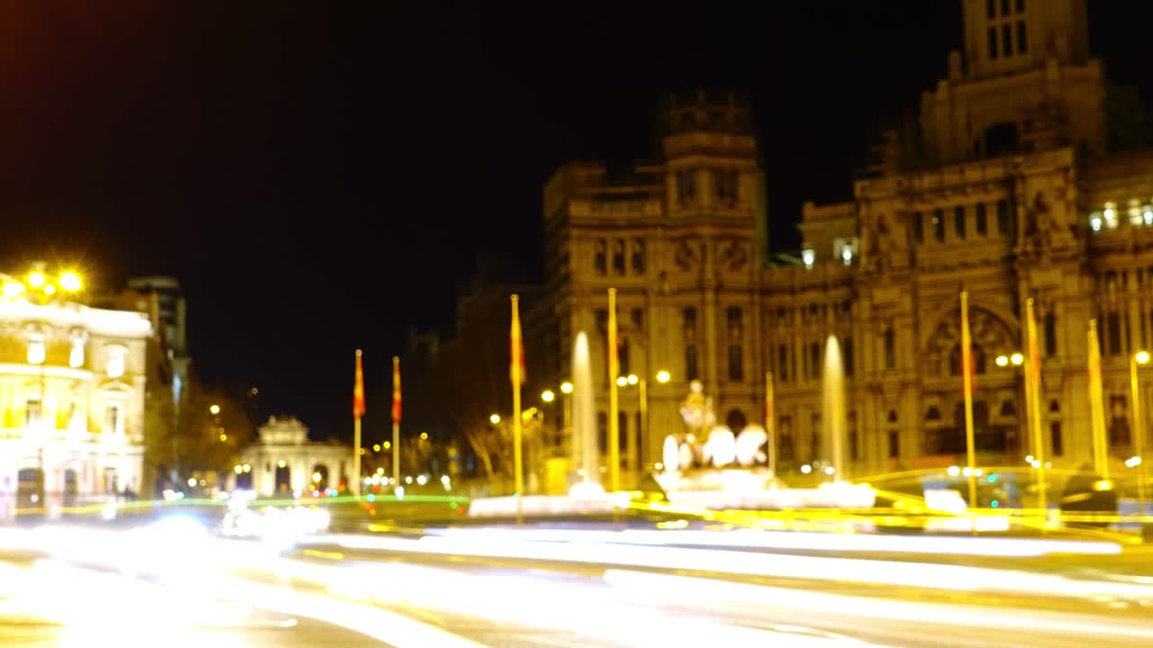 Fontana di Cibele a Madrid. Traffico notturno a Madrid. Time lapse