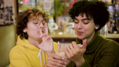 pareja de lesbianas en un bar