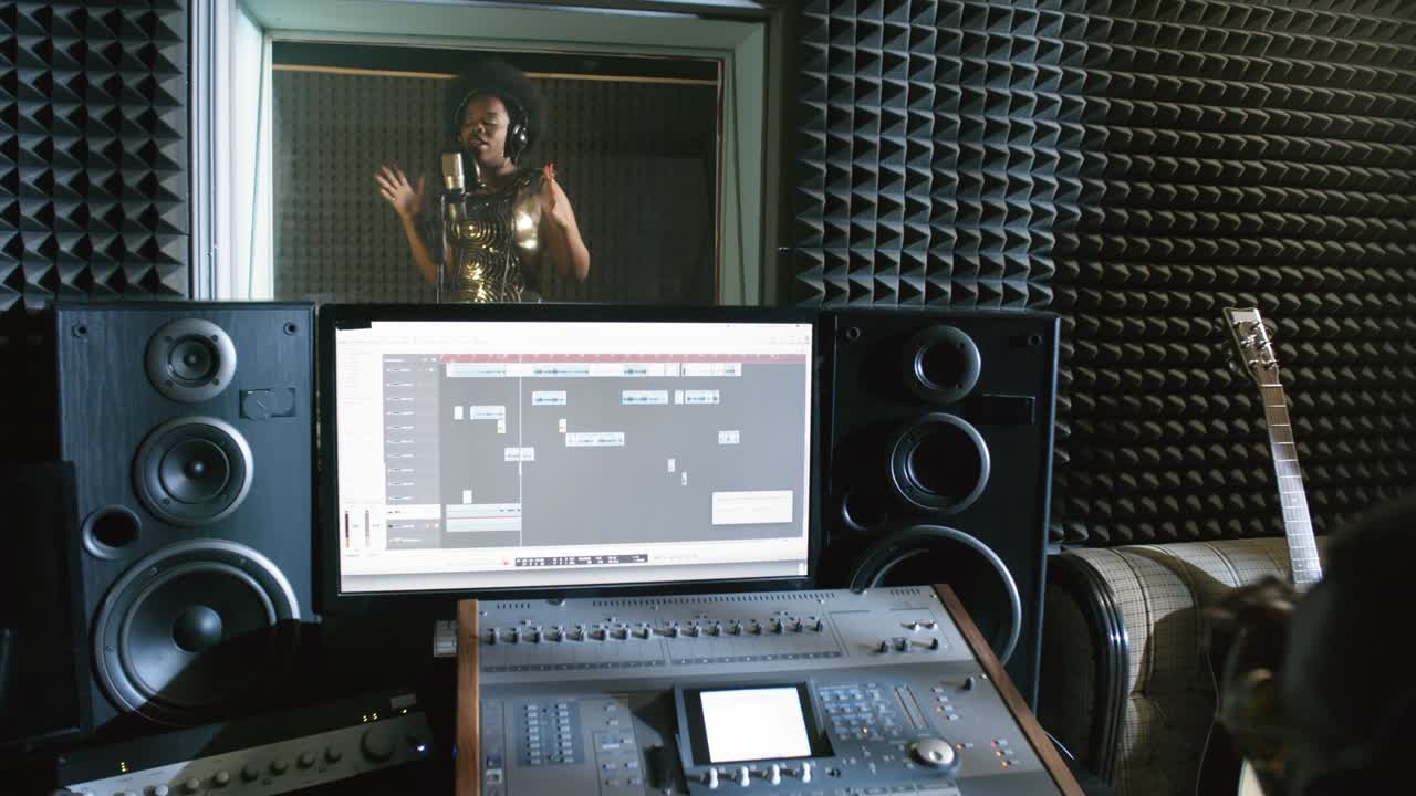 sänger, der ein lied im studio aufnimmt