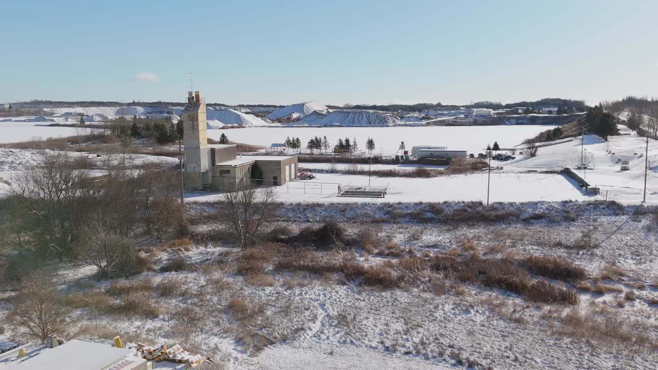 산업용 석탄 광산과 눈이 많은 캐나다의 고속도로, 넓은 공중 상승