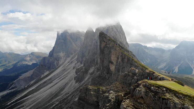 Atemberaubende Drohnenaufnahme einer Bergkette.