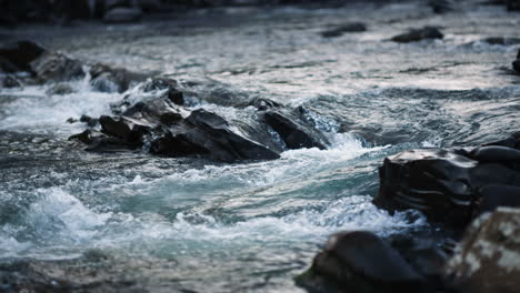 Wilder-Gebirgsfluss-Mit-Kleinem-Wasserfall