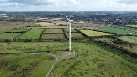 Vista-Aérea-Volando-Alrededor-De-Energías-Renovables-Aerogeneradores-De-Parques-Eólicos-Girando-Sombras-En-El-Campo-Británico