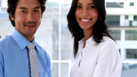 socios de negocios sonriendo y mostrando los pulgares hacia arriba
