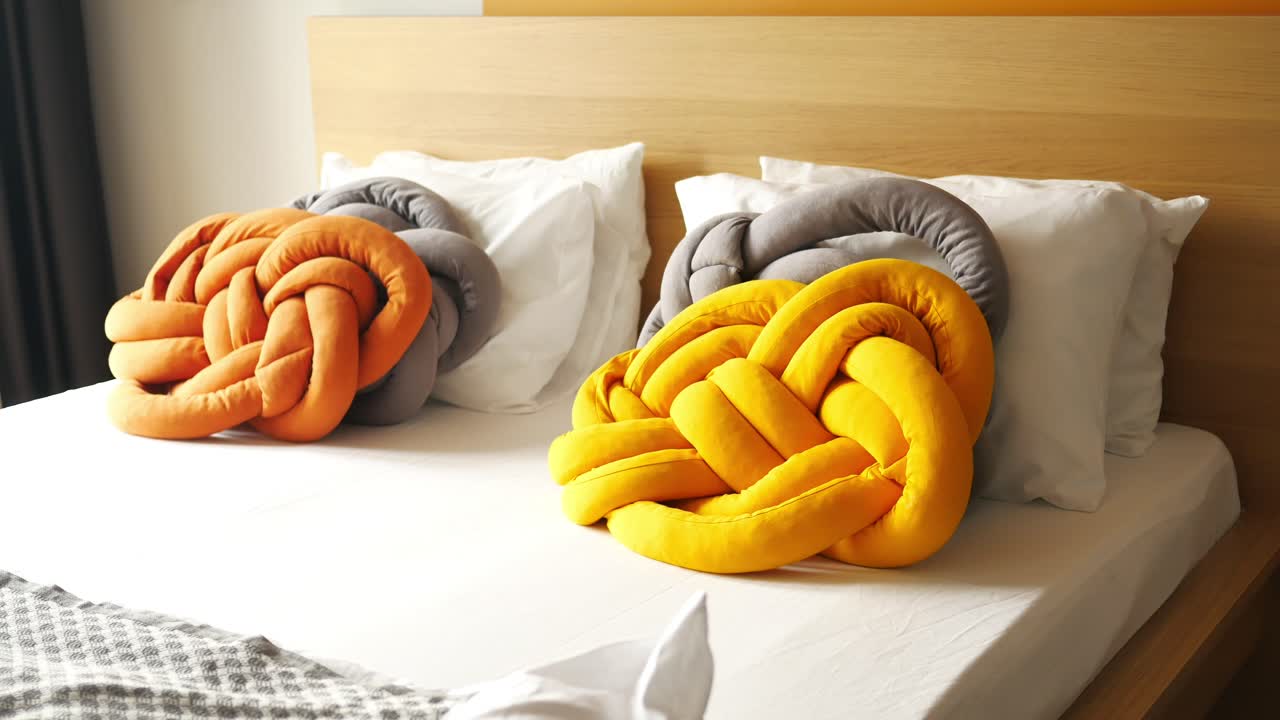 dormitorio con almohadas anudadas