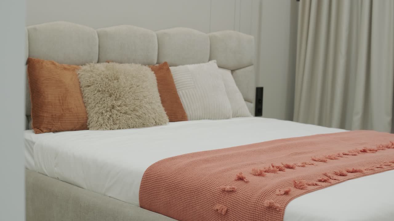 уютная спальня с стильными подушками.