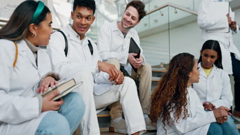 Grupo,-Estudiantes-Universitarios-Y-De-Medicina-En-Las-Escaleras.