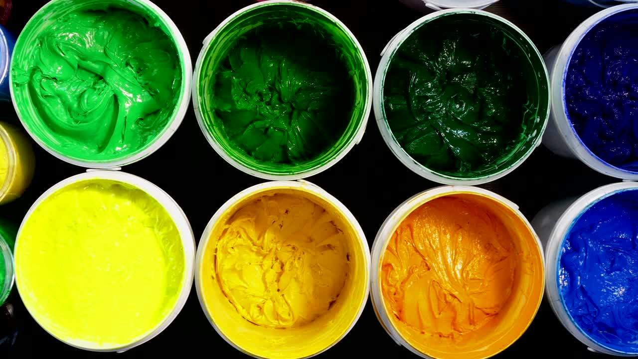 색 플라스틱 캔 에 들어 있는 플라스티솔 잉크 의 위쪽 모습