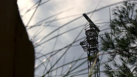 Antena-De-Radar-Militar-Giratoria-Observada-Desde-Un-Lugar-Oculto